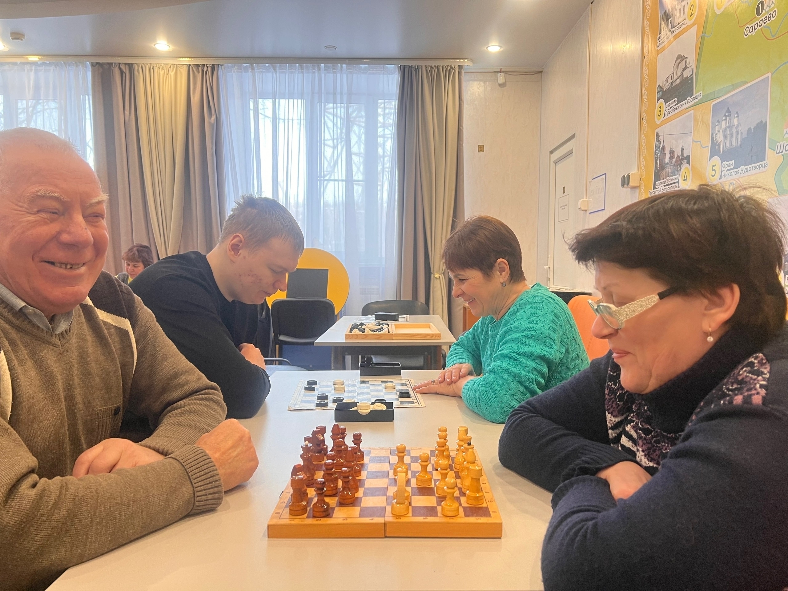  А мы продолжаем рассказывать о шахматно-шашечном турнире «Твой ход», что состоялся сегодня в комплексном центре