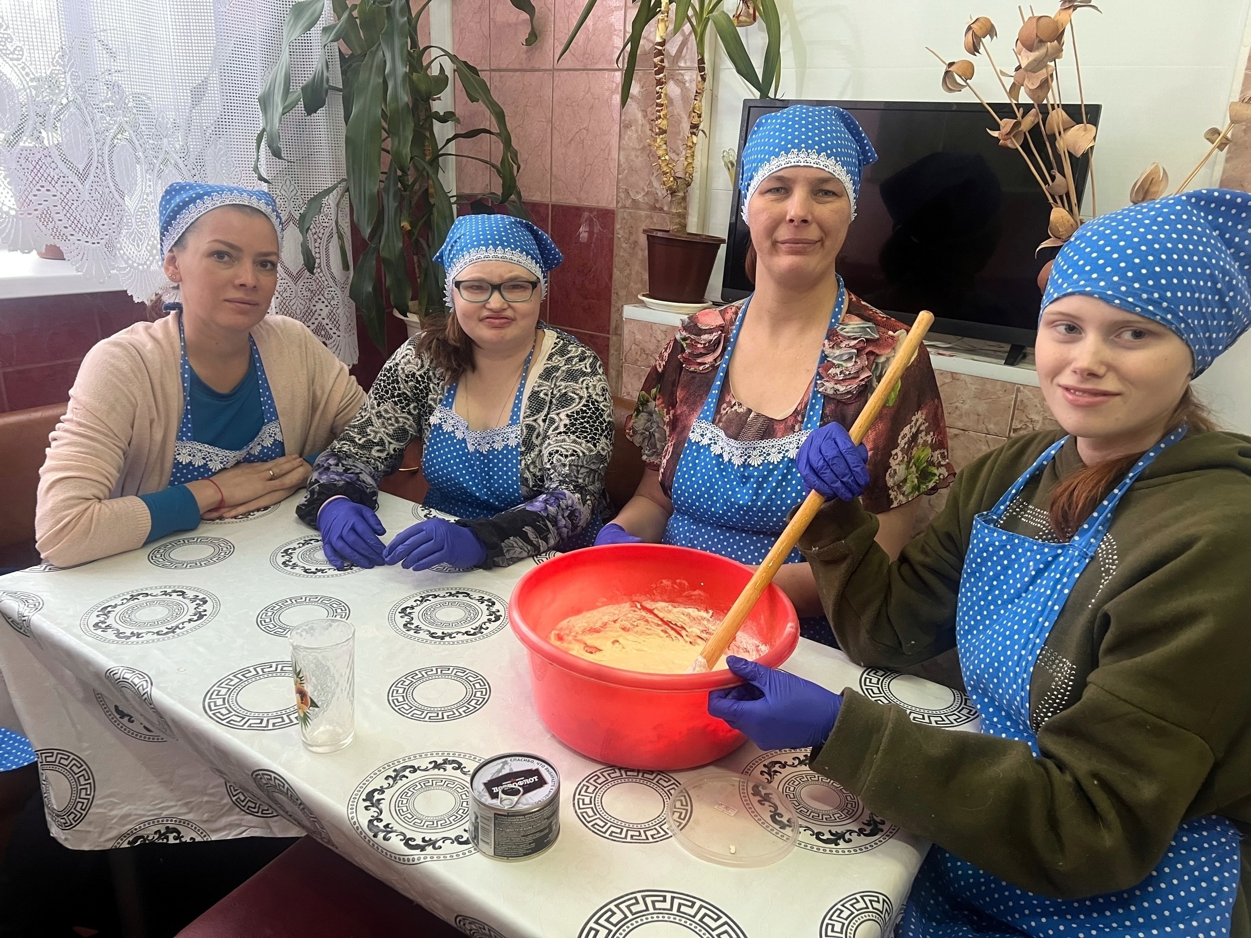 Как отпраздновать Всемирный день пирога?  Конечно, испечь его своими руками! И именно это мы и сделали на занятии по социально-бытовой ориентировке.