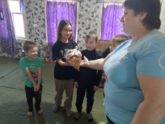 Ветеран волонтерской службы Шадрина Людмила Николаевна участвует в благотворительной акции "Испекла нам бабушка"