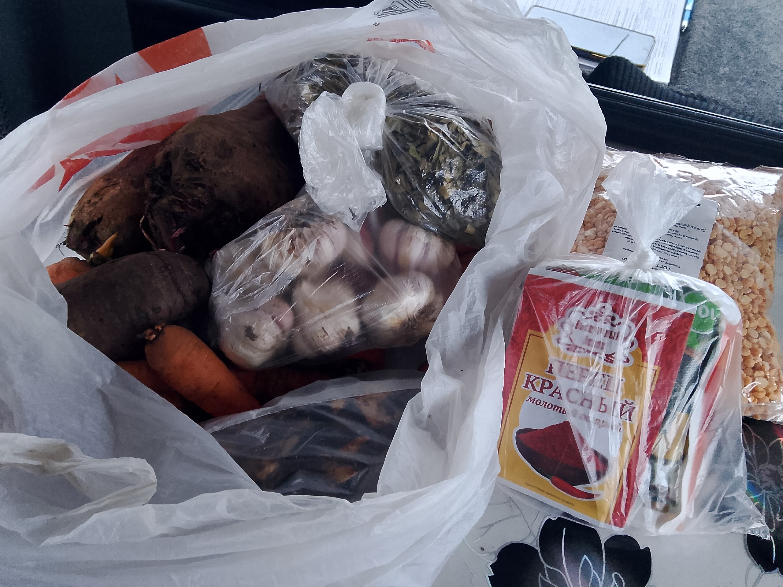 "Серебряные" волонтеры Татьяна Владимировна Дурягина и Татьяна Ильинична Пухова участвуют в благотворительной акции "Помощь СВОим"