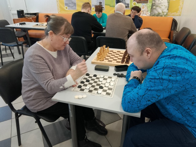 В нашем комплексном центре проходит шахматно — шашечный турнир.