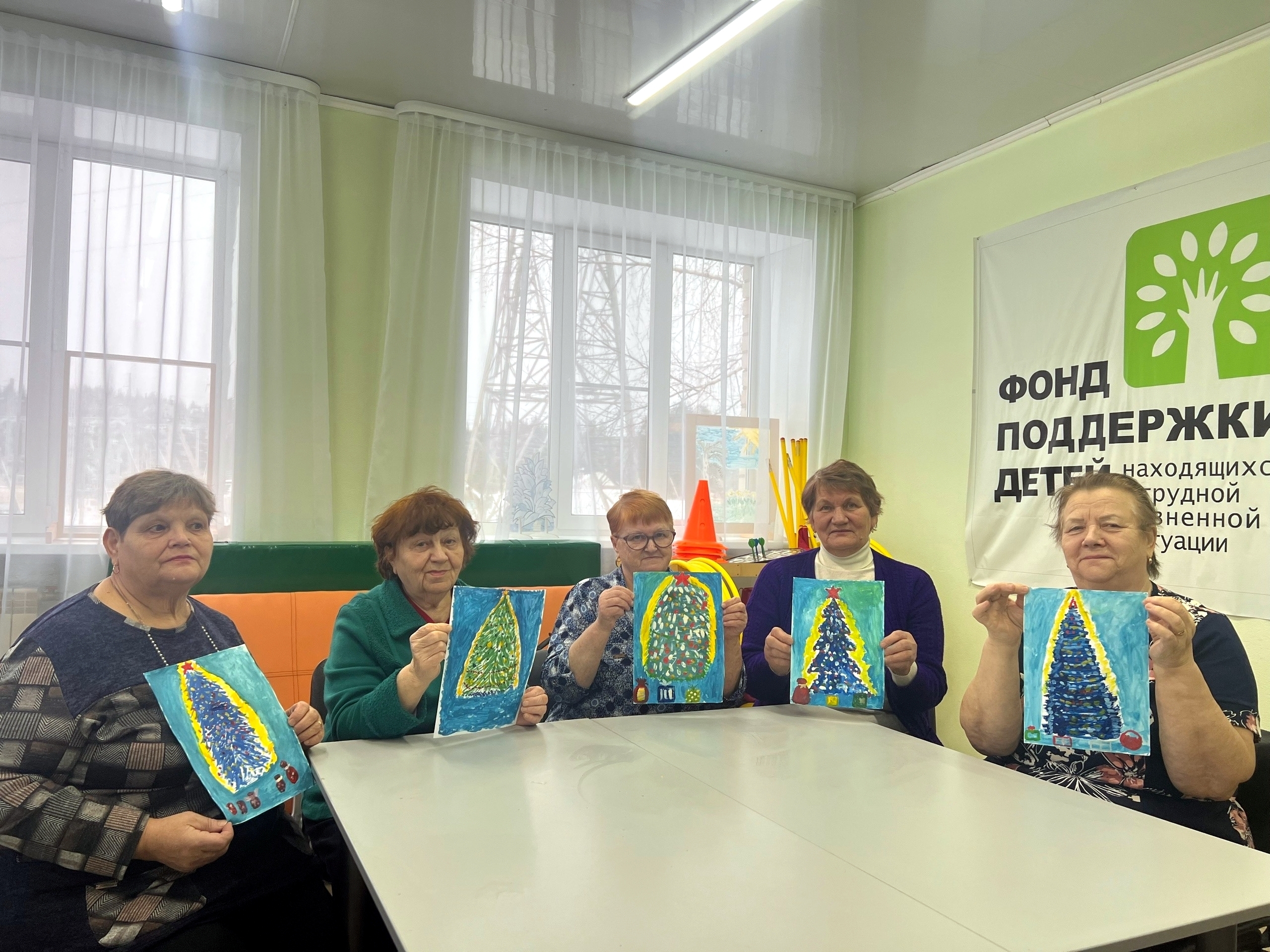 По программе «Солнечные краски» у женщин золотого возраста проходят увлекательные занятия по правополушарному рисованию.