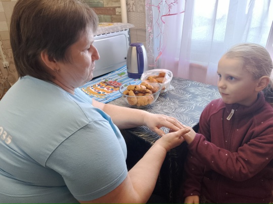 "Серебряные" волонтеры продолжают свое участие в самой вкусной благотворительной акции с названием «Испекла нам бабушка»