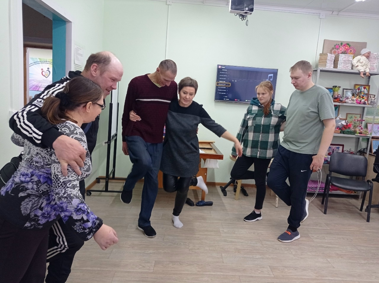 ОТ ОБЪЯТИЙ СТАНЕТ ВСЕМ ТЕПЛЕЙ!