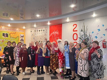 В преддверии новогодних праздников у «серебряных» волонтеров состоялась развлекательная программа «Новогодние минутки — сказки, игры, прибаутки!»