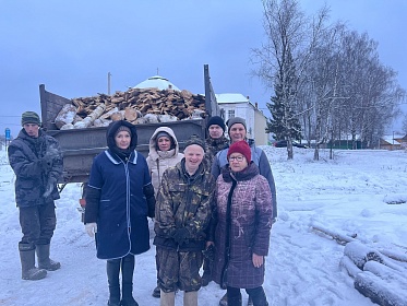 Активисты Женсовета и добровольцы отряда " Волонтеры Добра" Комплексного центра совместно с неравнодушными кичменжанами Прихода церкви Александра Невского, приняли участие в трудовом десанте по укладке дров для отопления восстанавливаемой Спасо - Преображ