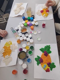 Следующий этап мастер- класса по росписи сувениров, изготовленных из соленого теста, состоялся сегодня у "серебряных" волонтеров