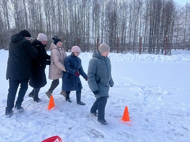 Зимние развлечения в Березовом парке: снежки, смех и одна лыжа на всех!