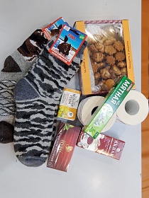 "Серебряные" волонтеры делятся теплом своей души, участвуя в благотворительной акции "Помощь СВОим"